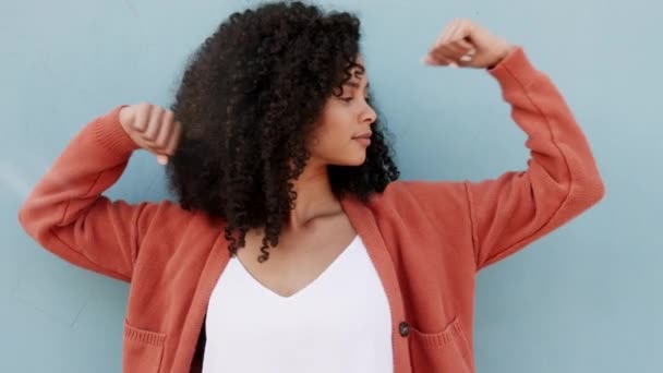 肖像画と青の背景に力 筋肉と誇りのエンパワメントのための腕を曲げ黒の女性 若いフェミニスト 男女平等と人権黒人 動機と焦点の挑戦 — ストック動画