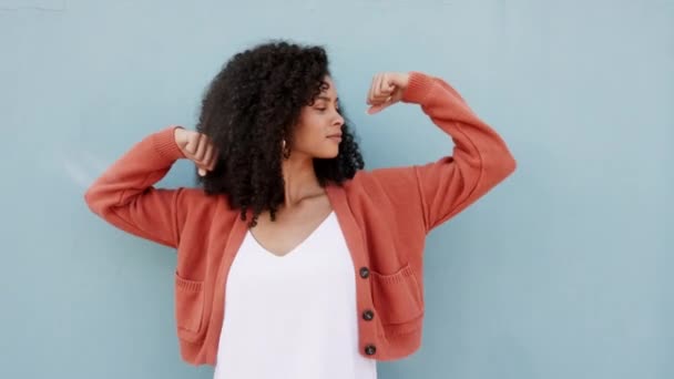 Güçlü Kaslar Komik Siyah Kadın Kolları Motivasyonu Gülüşü Olan Komik — Stok video