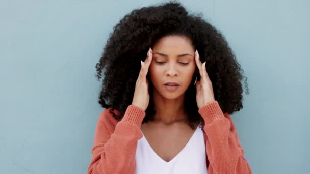 Svart Kvinna Med Huvudvärk Stress Eller Psykisk Hälsa För College — Stockvideo
