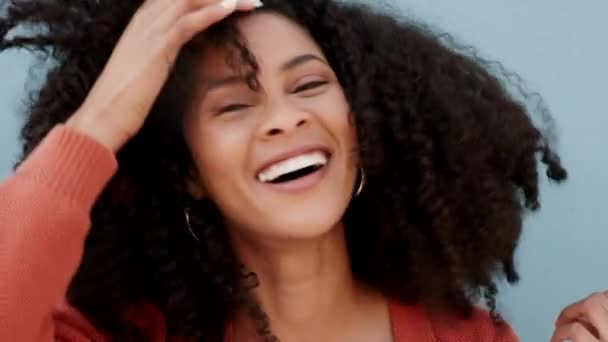 黒の女性の笑顔と壁に対して笑い 誇りとカールで彼女のアフロを受け入れると幸せ 美しさと自然な髪 スタジオで女性的で美しいアフリカ系アメリカ人女性の肖像 — ストック動画