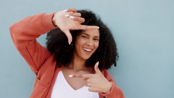 Rama Obraz Ręce Lub Palce Kobieta Pozować Uśmiech Zabawy Niebieskim — Wideo stockowe