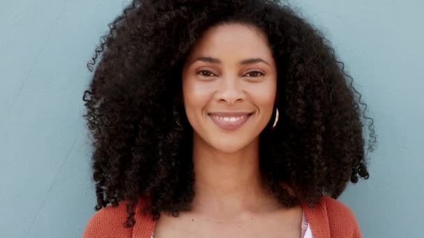 Feliz Sorrir Rir Com Rosto Cabeça Uma Mulher Negra Atraente — Vídeo de Stock