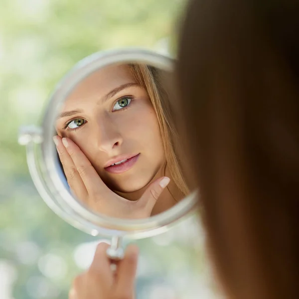 Spüren Der Auswirkungen Einer Neuen Gesichtswäsche Eine Attraktive Junge Frau — Stockfoto