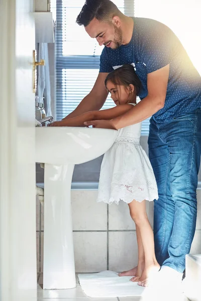 Omyjeme Bakterie Otec Pomáhá Své Malé Dceři Umýt Ruce Umyvadla — Stock fotografie