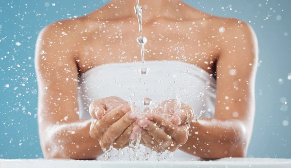 Água Respingo Mãos Mulher Estúdio Para Higiene Preparação Tratamento Natural — Fotografia de Stock
