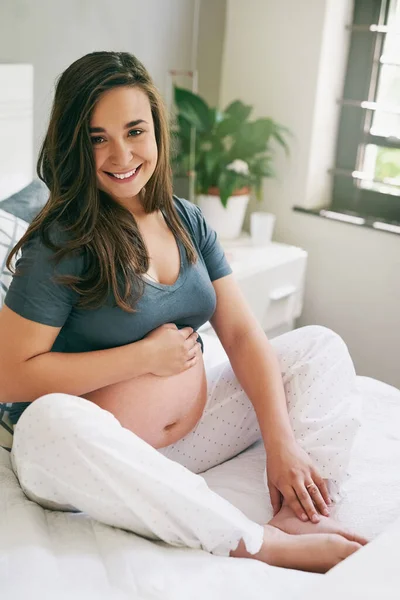 Embarazo Queda Muy Bien Una Joven Embarazada Que Relaja Casa — Foto de Stock