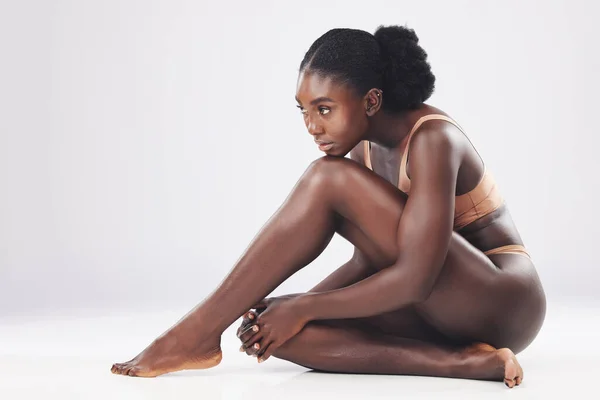 モックアップスペースで脱毛から滑らかな肌を持つスタジオでの美しさ 体と黒の女性 健康と健康アフリカの女性モデルが床に座っている間に白い背景によって隔離された — ストック写真