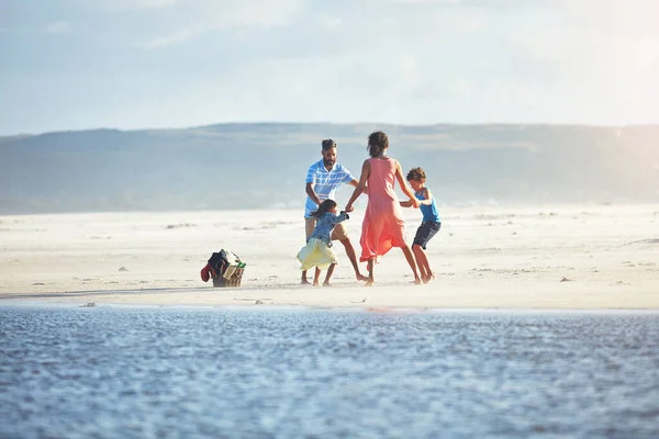 Der Strand Ist Der Ort Für Ultimativen Familienspaß Eine Vierköpfige — Stockfoto