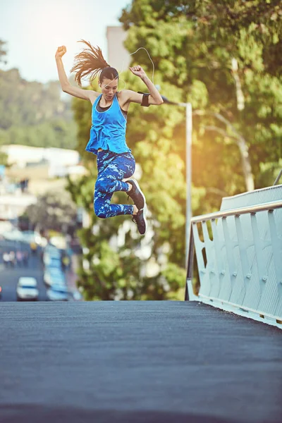 Ella Huyó Entrenó Conquistó Una Mujer Joven Saltando Aire Después — Foto de Stock