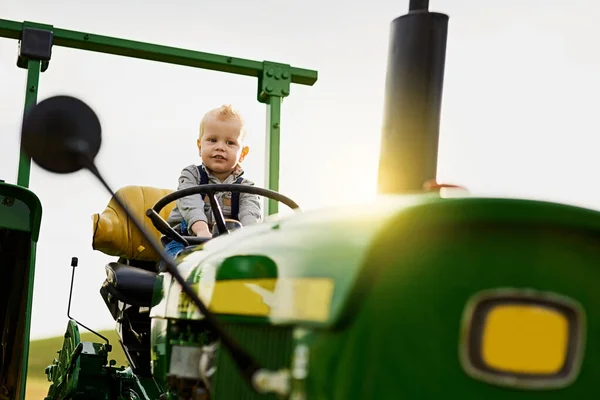 Vyměňování Moderních Hraček Traktory Rozkošný Malý Chlapec Traktoru Farmě — Stock fotografie