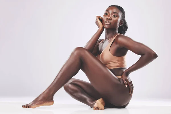 白いモックアップスタジオの背景に対して美しさ スキンケア 健康と体 下着と黒の女性 リラックスし アフリカの女の子モデル体の積極性とエンパワメントのための床に — ストック写真