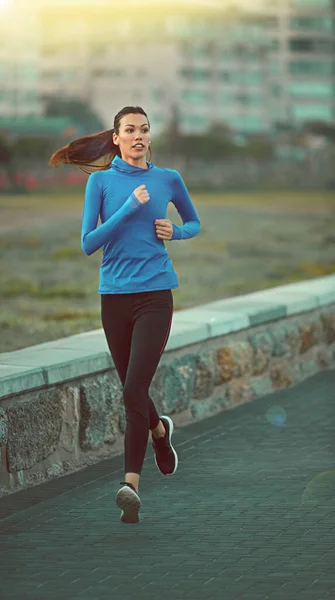Μιλάς Αυτό Μίλα Αυτό Μια Αθλητική Νεαρή Γυναίκα Που Τρέχει — Φωτογραφία Αρχείου