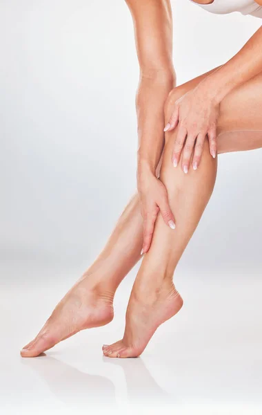 手和腿在皮肤护理保湿 光滑或柔软的自然护理白色工作室背景 女性手部触摸腿 用于皮肤化妆品处理的保湿 润肤或乳液 — 图库照片