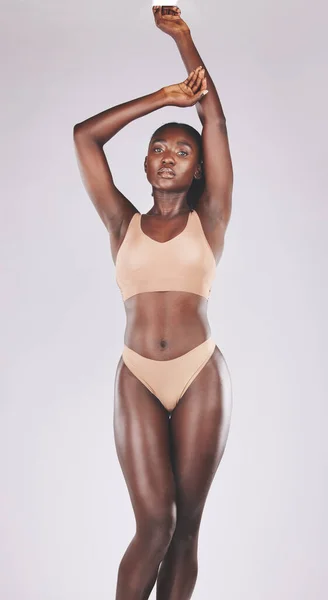 健康的なライフスタイルと運動 トレーニングやワークアウト後の考え方のためのスタジオで黒人女性の健康 身体と食事 フィットネス美的モデルの肖像画のためのセルフケア 健康と重量を失う — ストック写真