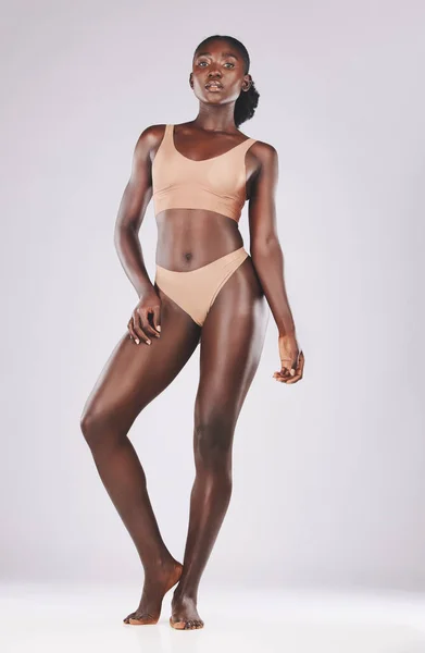 Fitness Bem Estar Retrato Mulher Negra Magra Fundo Branco Estúdio — Fotografia de Stock