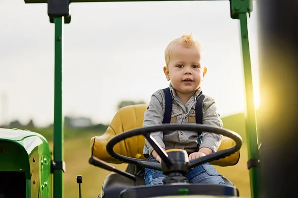 Budoucnost Zemědělství Portrét Rozkošného Chlapečka Traktoru Farmě — Stock fotografie