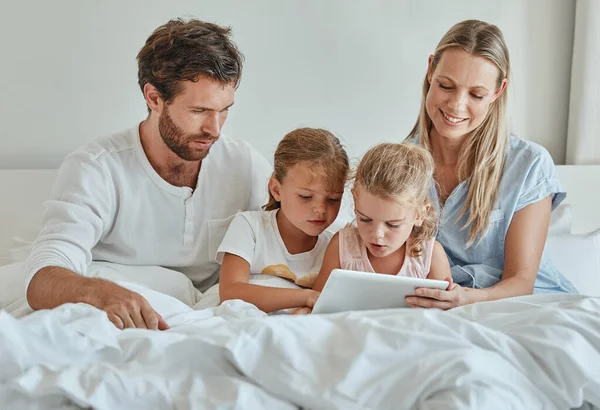 Tablet Movie Family Bedroom Streaming Lovely Series Subscription Online Relaxing — Stock Photo, Image