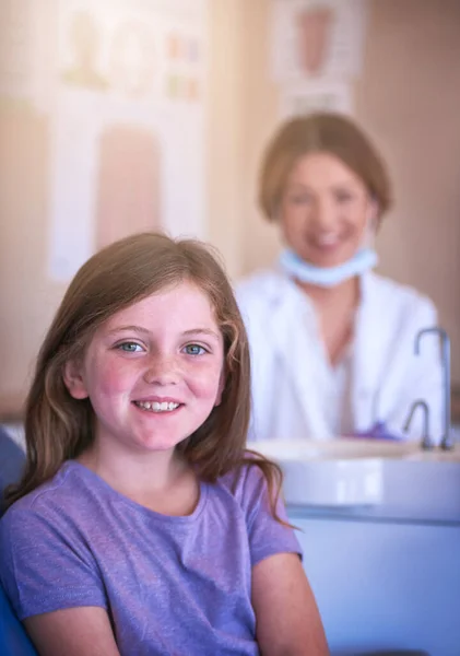 Lubię Wizyty Dentysty Nie Potrzebuję Łapówki Mała Dziewczynka Dentysty Badanie — Zdjęcie stockowe