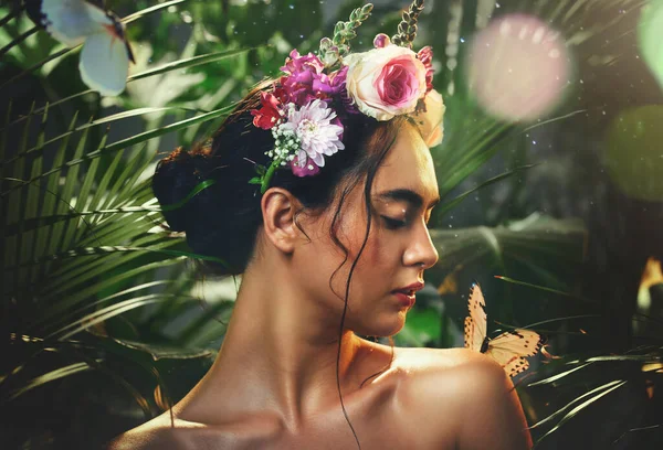 敏感な輝く肌 自然な化粧品や豪華な顔のメイクのための花冠を持つ美しさ 蝶と女性 ほこり粒子 平和と自然の葉 植物やスキンケアと穏やかな美的モデル — ストック写真