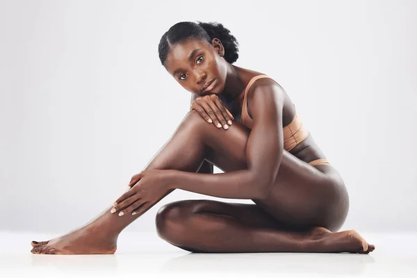 Ομορφιά Σώμα Και Περιποίηση Δέρματος Μια Μαύρη Γυναίκα Εσώρουχα Στο — Φωτογραφία Αρχείου