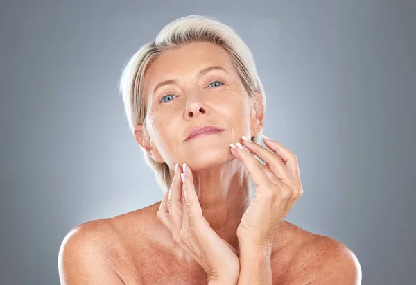 Wanita Senior Perawatan Kulit Dan Kecantikan Model Memegang Wajah Sehat — Stok Foto