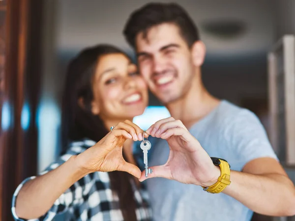 Evi Sevgiyle Doldur Yeni Evlerinin Kapısında Duran Mutlu Genç Bir — Stok fotoğraf