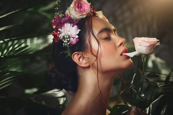 Belleza Naturaleza Flores Con Una Mujer Modelo Mordiendo Una Rosa — Foto de Stock