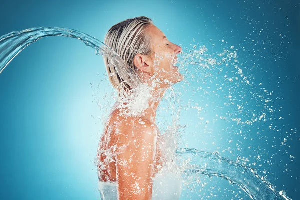Salpicos Água Rindo Mulher Modelo Feliz Sobre Bem Estar Água — Fotografia de Stock