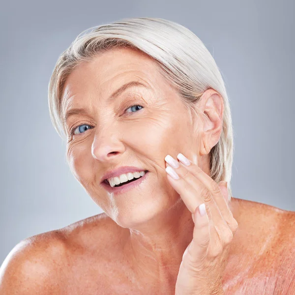 Skincare Wellness Idősebb Arccal Ellenőrzés Egészség Szépség Szürke Stúdió Háttér — Stock Fotó