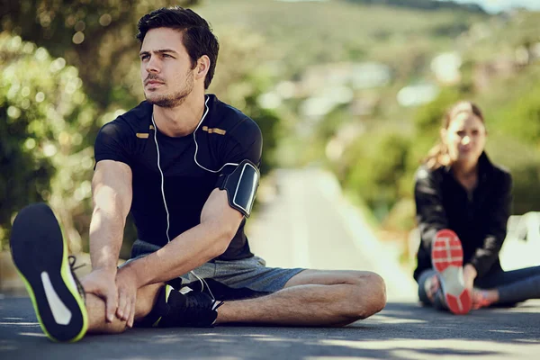 Preparándose Para Correr Largura Completa Dos Jóvenes Calentándose Aire Libre —  Fotos de Stock