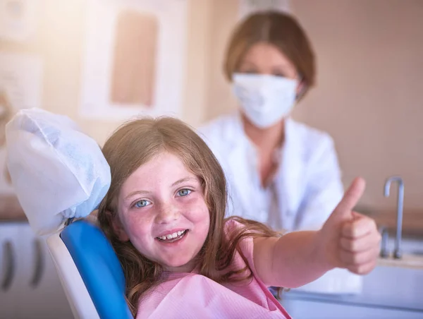 准备好她的第一次牙科检查 在牙医那里做检查的小女孩 — 图库照片