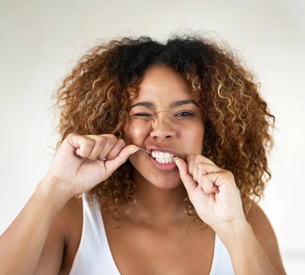 虫歯のリスクを軽減します 歯を流れる若い女性が — ストック写真