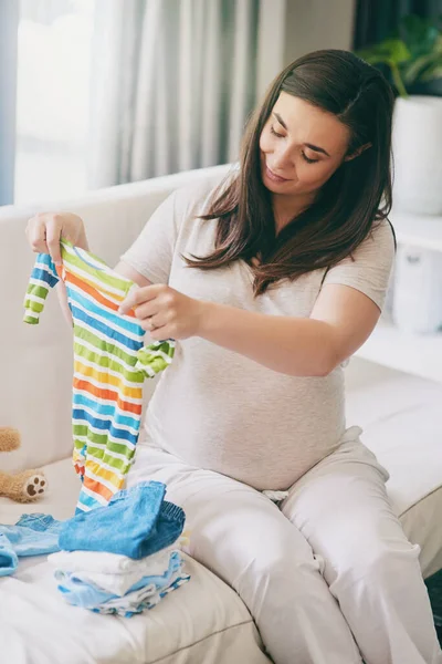Dit Ziet Knap Uit Een Zwangere Vrouw Die Babykleding Sorteert — Stockfoto