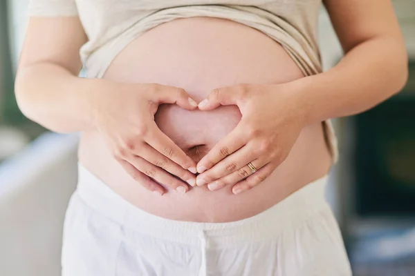 Amo Bebé Una Mujer Sosteniendo Vientre Embarazada — Foto de Stock