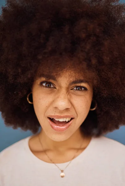 Siyahi Kadın Afro Stüdyo Arka Planında Kafası Karışık Bir Yüz — Stok fotoğraf