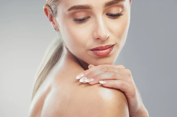 Huid Gloed Vrouw Met Cosmetische Schoonheid Wellness Verzorging Tegen Een — Stockfoto