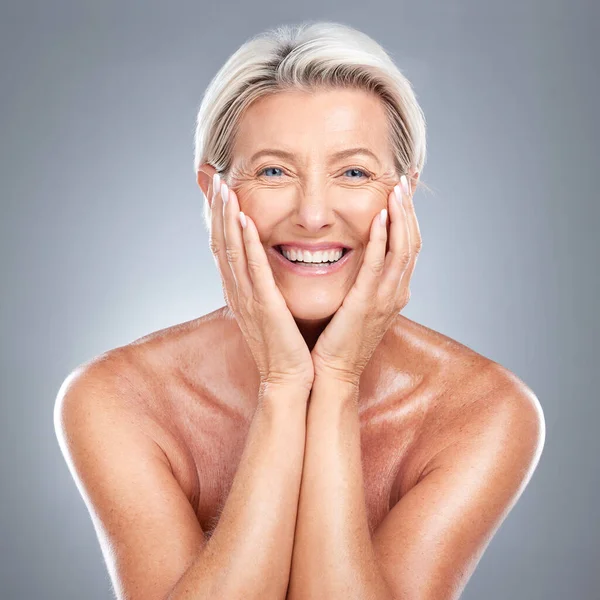 Skincare Mosoly Idősebb Ragyogó Bőrgyógyászattal Szürke Stúdió Háttérrel Boldog Mosolygós — Stock Fotó
