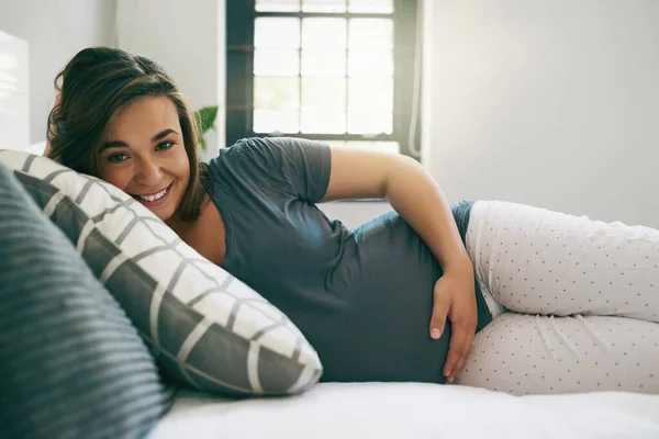 Geen Ontspanning Meer Als Baby Komt Een Jonge Zwangere Vrouw — Stockfoto