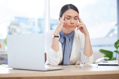 Dizüstü bilgisayardaki iş kadınlarında stres, baş ağrısı ya da endişe, 404 hack ya da dijital veri ihlali. Ruhsal sağlık, tükenme ya da pazarlama şirketinde teknoloji üzerine yapılan hata baskısı.