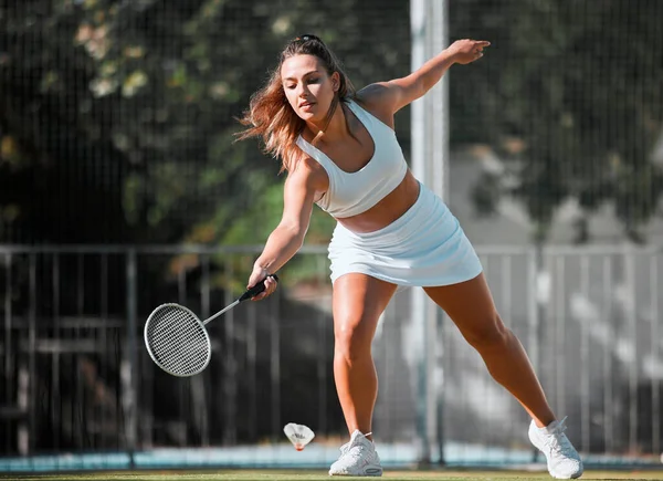 Badminton Sport Und Sportlerin Mit Einem Schläger Bereit Outdoor Sport — Stockfoto