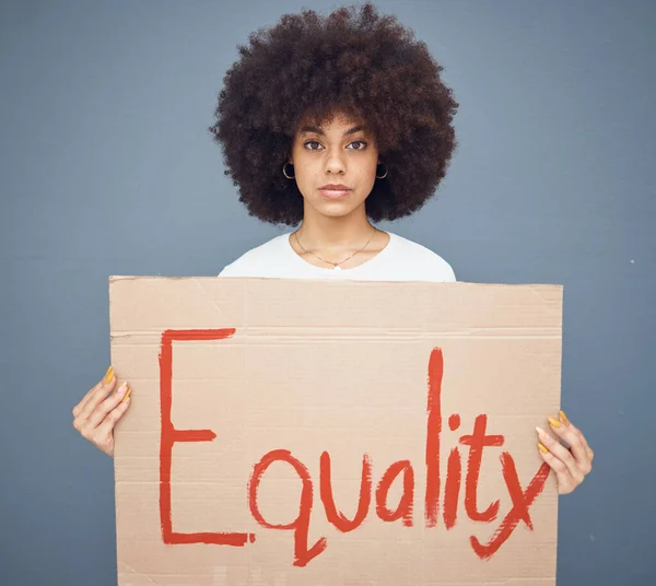 Igualdade Cartaz Mulher Negra Segurando Cartaz Protesto Pela Igualdade Gênero — Fotografia de Stock