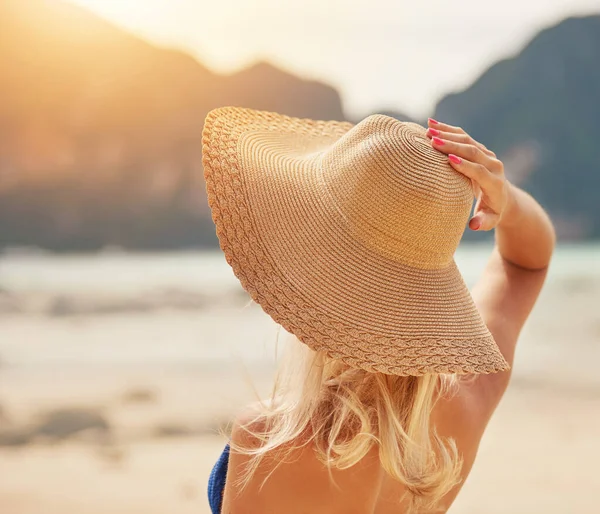 度假者天堂 在热带海滩上拍摄的一个穿着比基尼 身份不明的女人的后视镜 — 图库照片