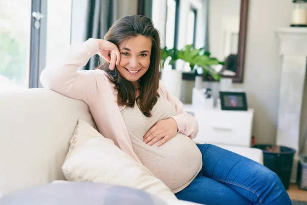 Embarazo Cambió Vida Para Mejor Una Joven Embarazada Que Relaja — Foto de Stock