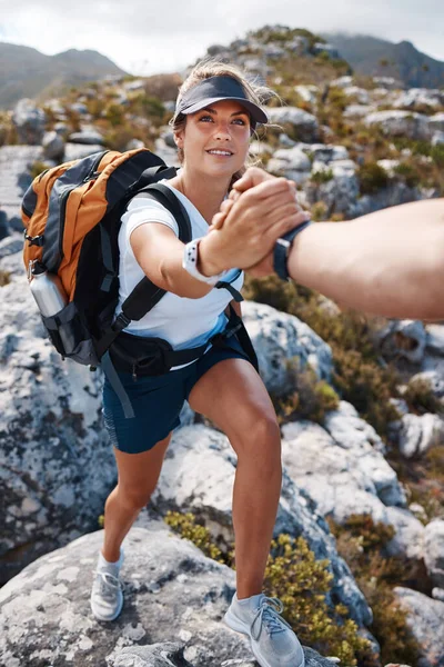 Mulher Obter Ajuda Mão Caminhadas Montanha Com Parceiro Amigos Treinador — Fotografia de Stock