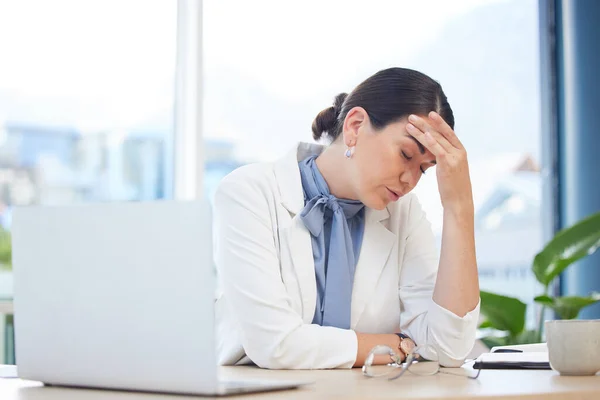 Kiégés Stressz Üzletasszony Laptopnál Belefáradt Fejfájásba Szemfeszüléstől Túlterheltségtől Engedelmességtől Mentális — Stock Fotó
