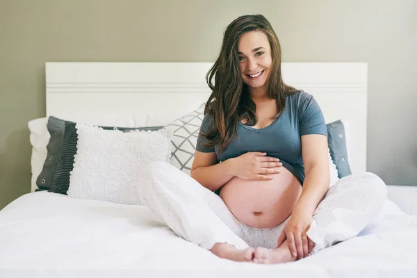Está Muy Emocionado Hoy Una Joven Embarazada Que Relaja Casa — Foto de Stock