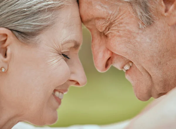 Láska Starší Pár Dotek Tvář Manželství Staršími Lidmi Pocit Péče — Stock fotografie