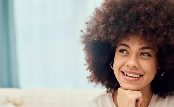 Mutlu Siyah Kadın Hayal Kuran Yakın Plan Yapan Vizyon Gelecek — Stok fotoğraf