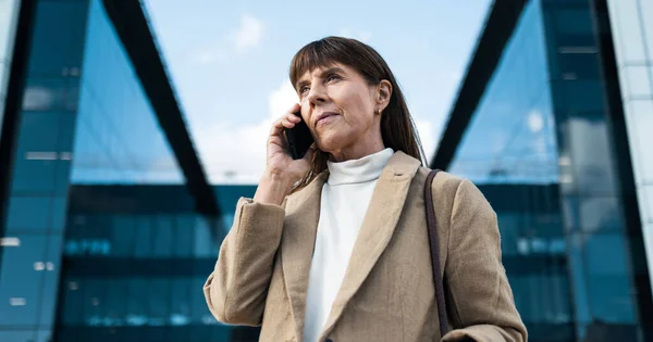 Zakelijk Vrouw Telefoongesprek Stad Van Senior Uitvoerende Vrouw Met Communuication — Stockfoto
