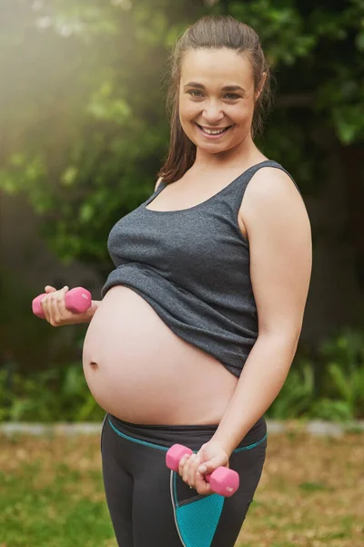 母親になる訓練だ 外で行使魅力的な若い妊婦のトリミングされた肖像画 — ストック写真